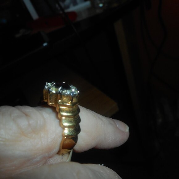 Large Red stone surrounded by a circle of white stones on gold metal - Picture 5 of 7